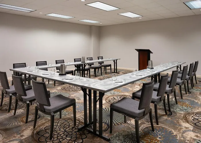 Crowne Plaza Convention Center By Ihg 4*